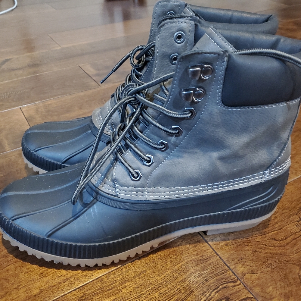 Tommy Hilfiger Raviano Duck Boots size42 euro and 9 US women's run large